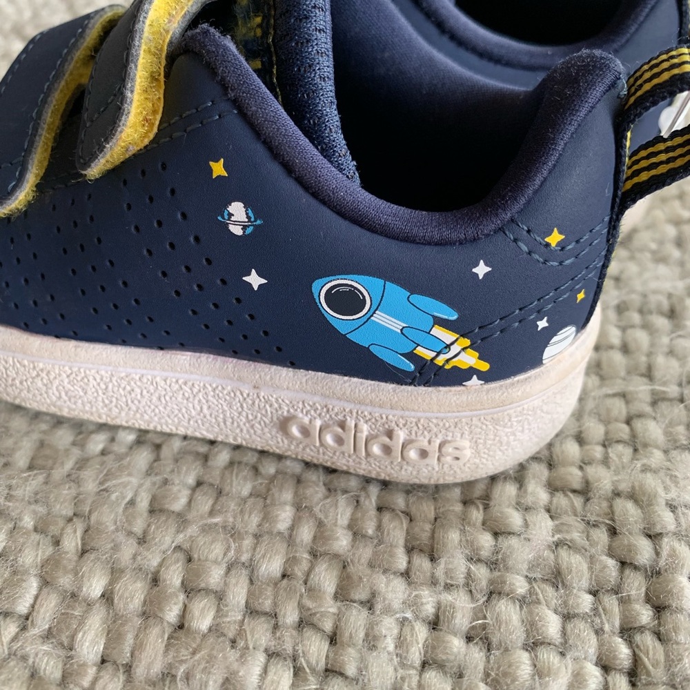 Little boys adidas shoes - Picture 2 of 5